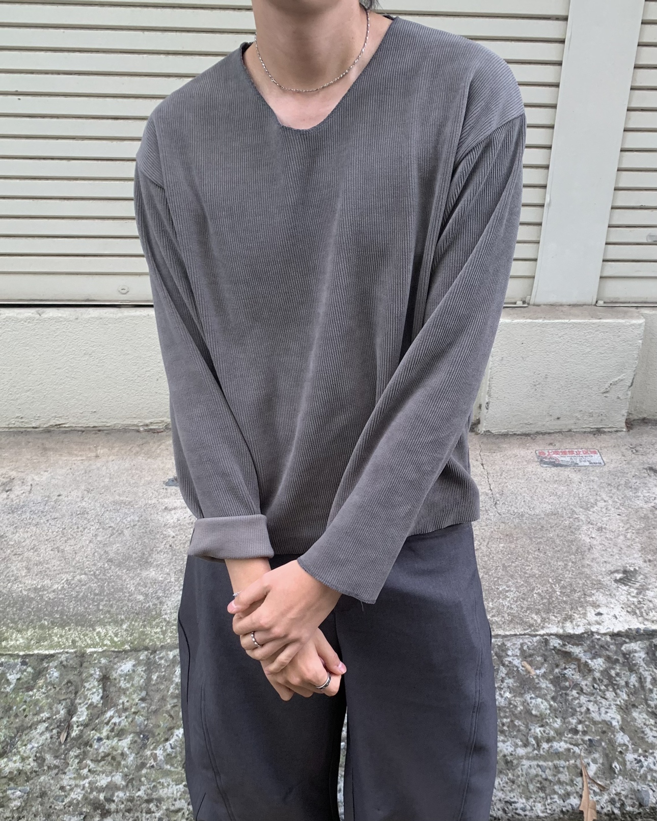 ブリックVネックニット