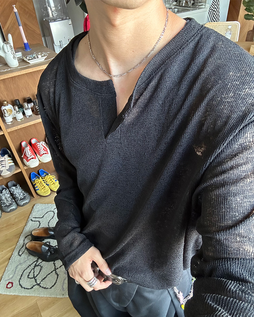 ユニセックス）オープンネックラインオーバーサイズニット