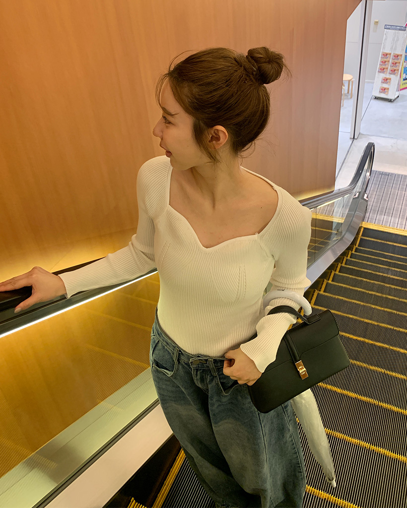 ウェーブネックラインリブニット