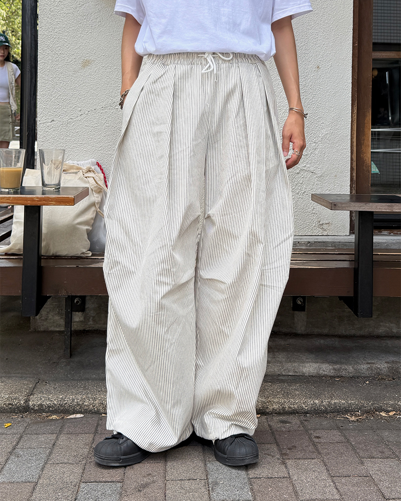 ピンストライプドローストリングヘムバルーンコットンパンツ