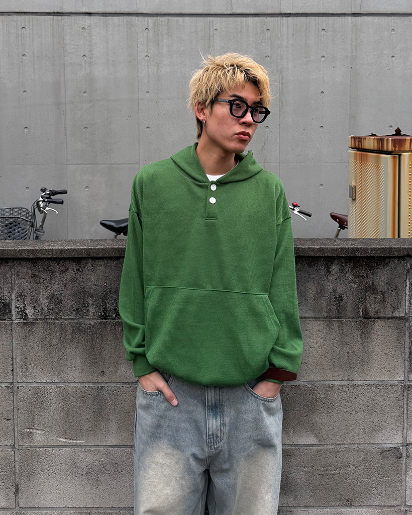 ツーボタンヘンリーネックフードニット