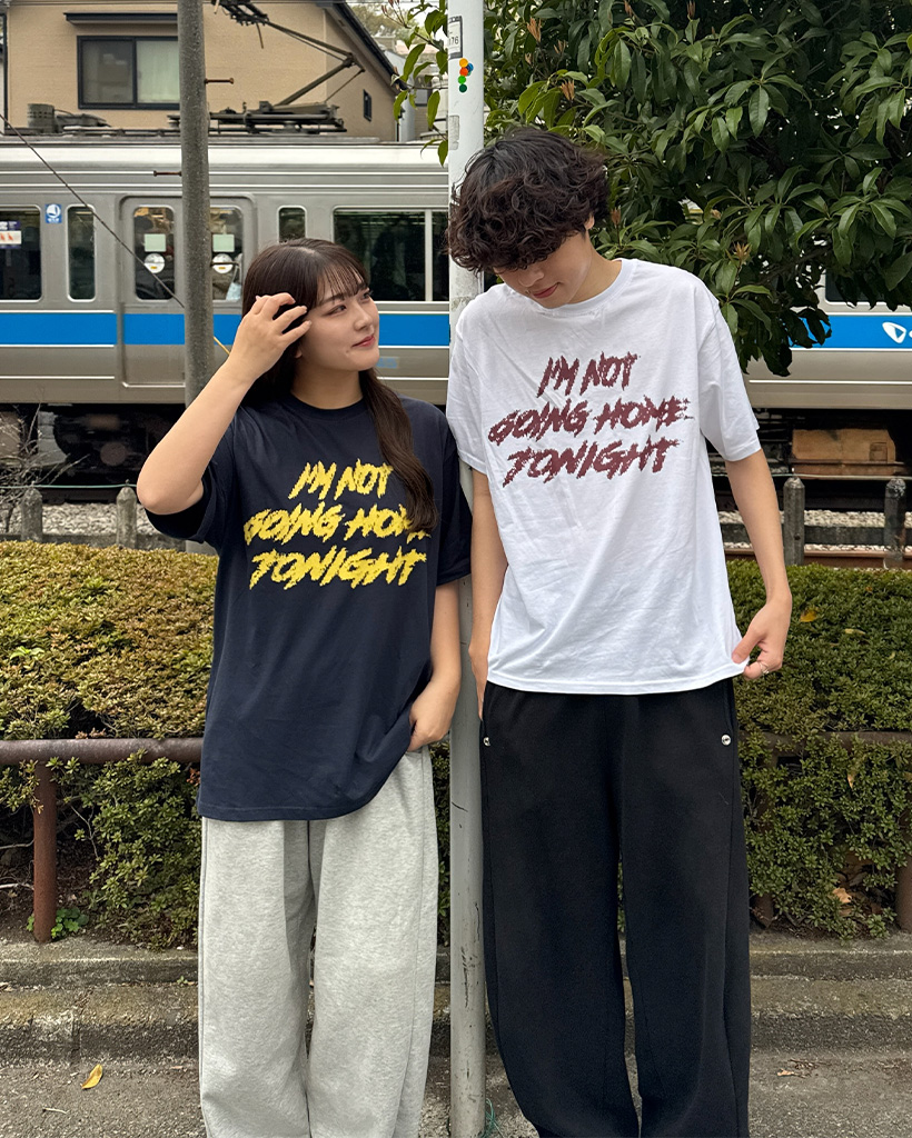 （ユニセックス）レタリング半袖Tシャツ