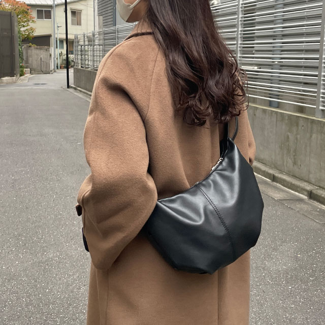 軽やかにちゃんと収まるムーン型のクロスボディバッグ☆ブラック 軽やかに、ちゃんと収まる」ムーン型のクロスボディバッグ