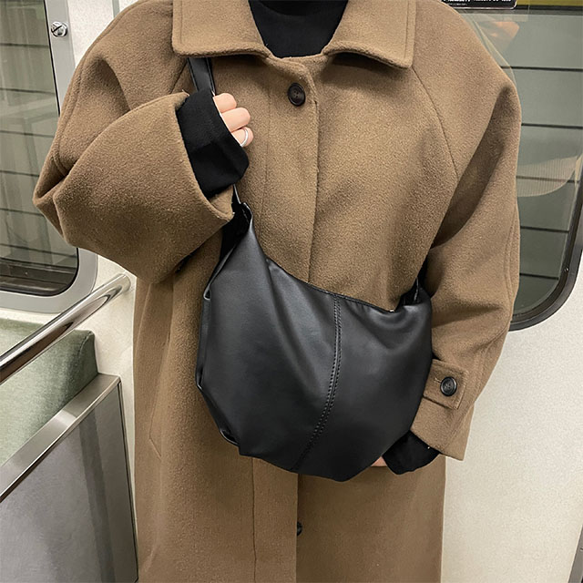 新品　未使用　HOSOO ハーフムーンポーチ 新品 未使用 HOSOO ハーフムーンポーチ - メルカリ