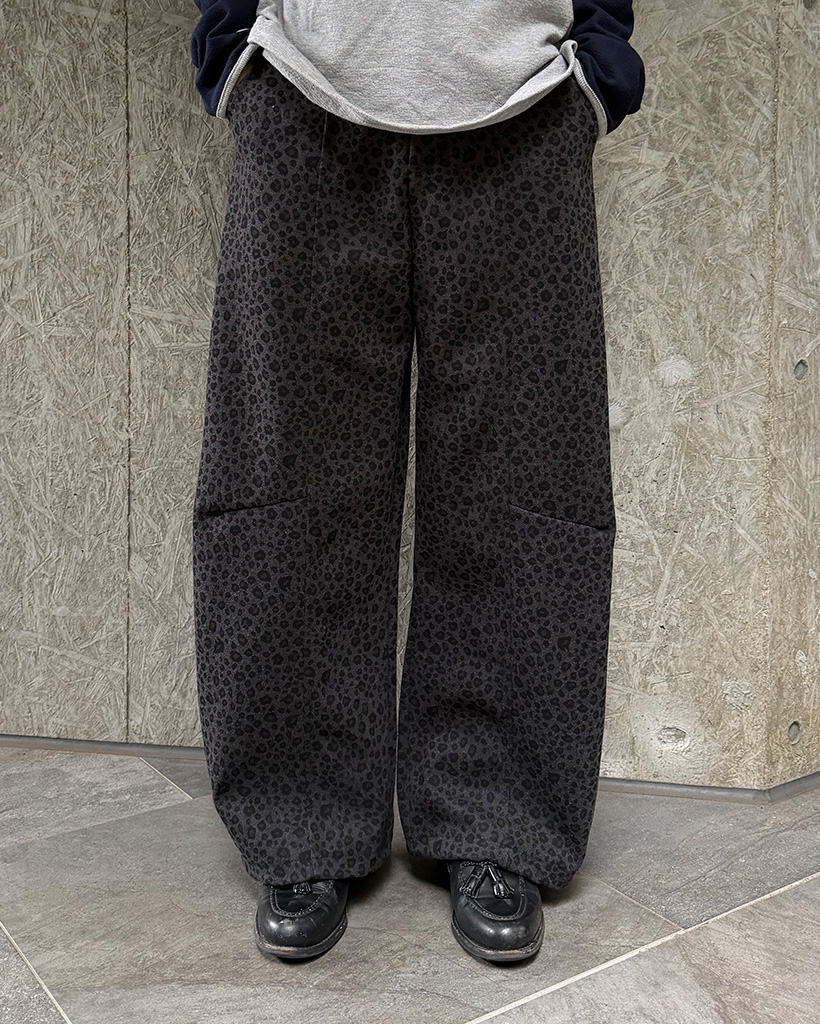（ユニセックス）ヒョウ柄バルーンフィットワイドパンツ