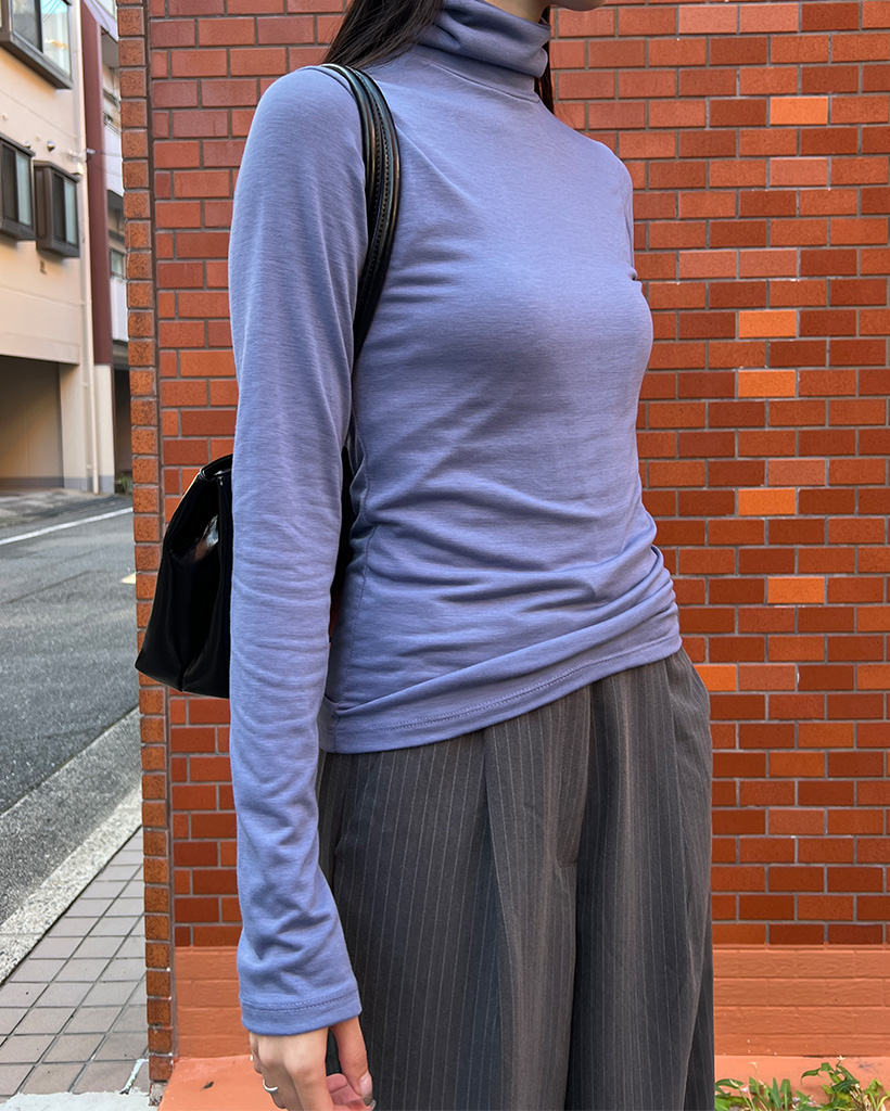トーンダウンカラータートルネックTシャツ