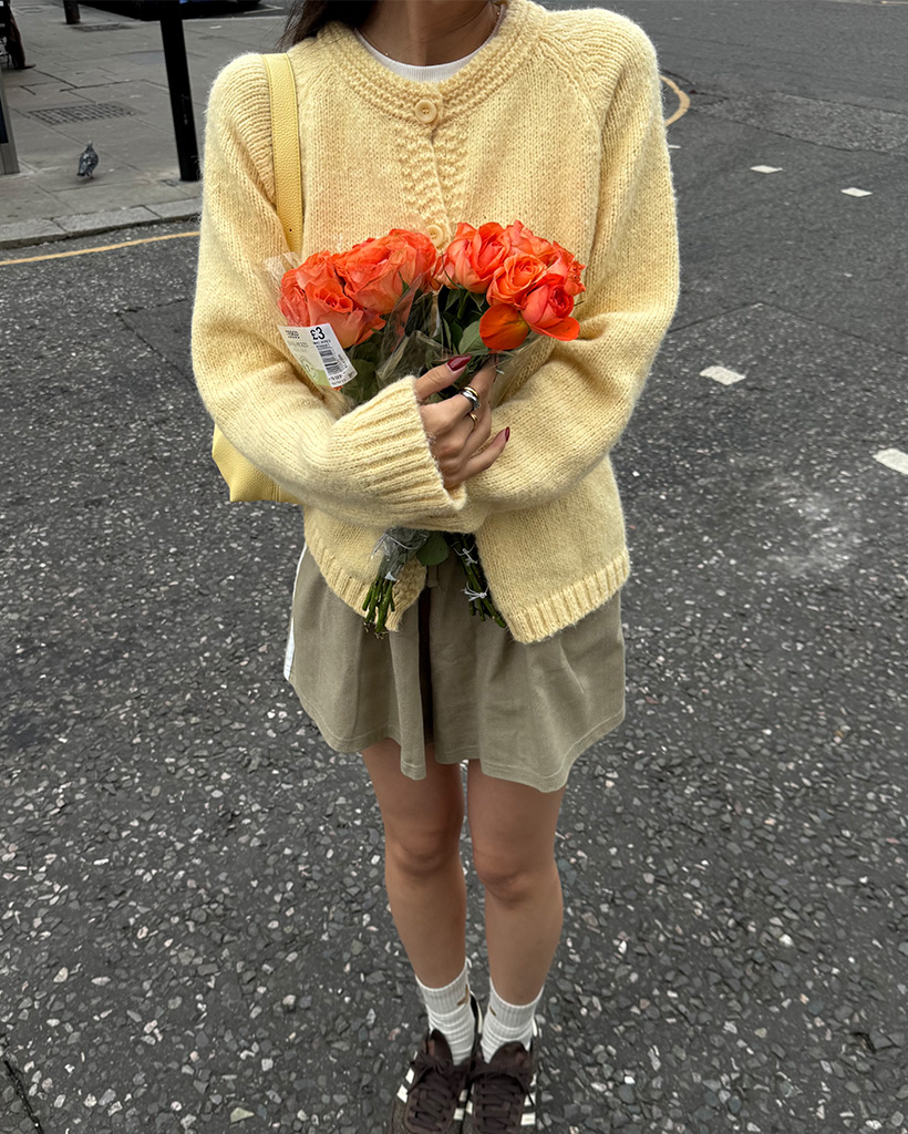 おりす様 リクエスト品 ジャージーイージーカーゴパンツ、ラムVネックカーディガン」の着用