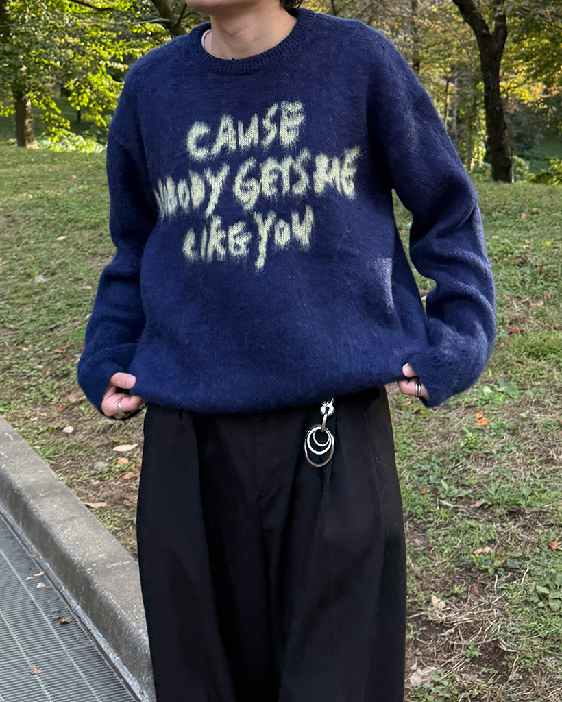（ユニセックス）レタリングヘアリーニットセーター