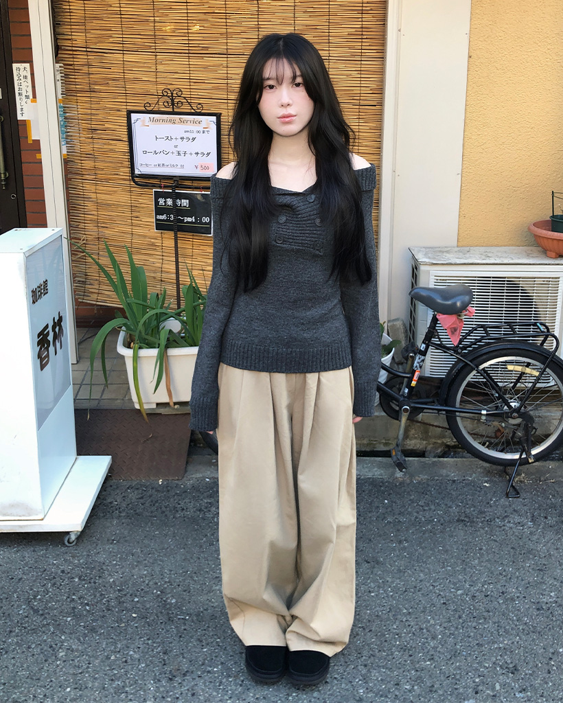 オフショルダーボタンポイントニット