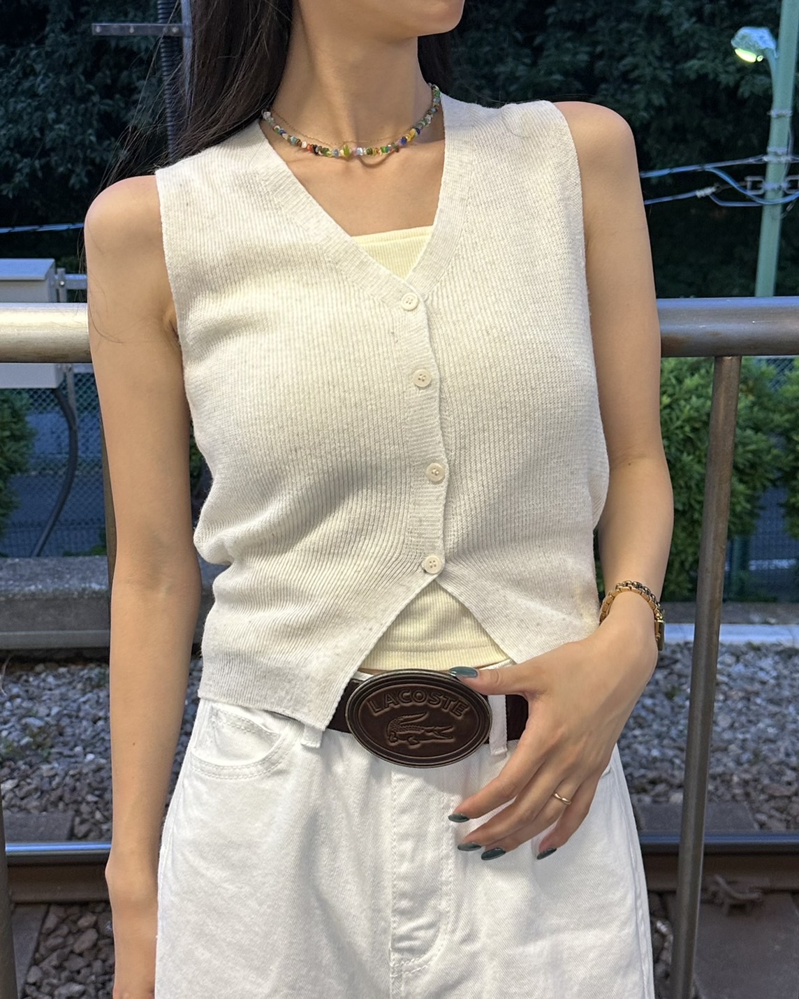 Vネックボタンノースリーブ