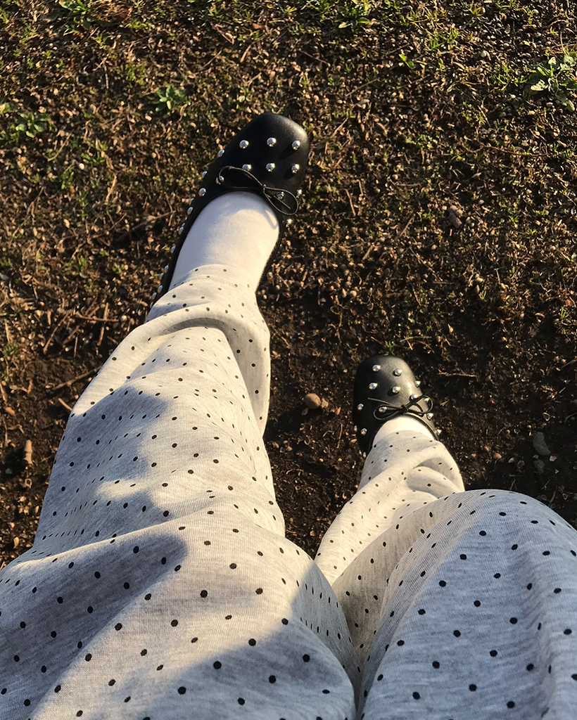 スタッズポイントリボンフラットシューズ