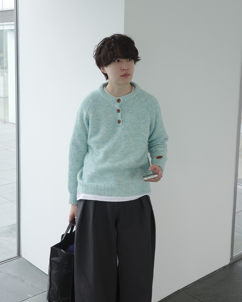 （ユニセックス）ヘンリーネックカラーニット