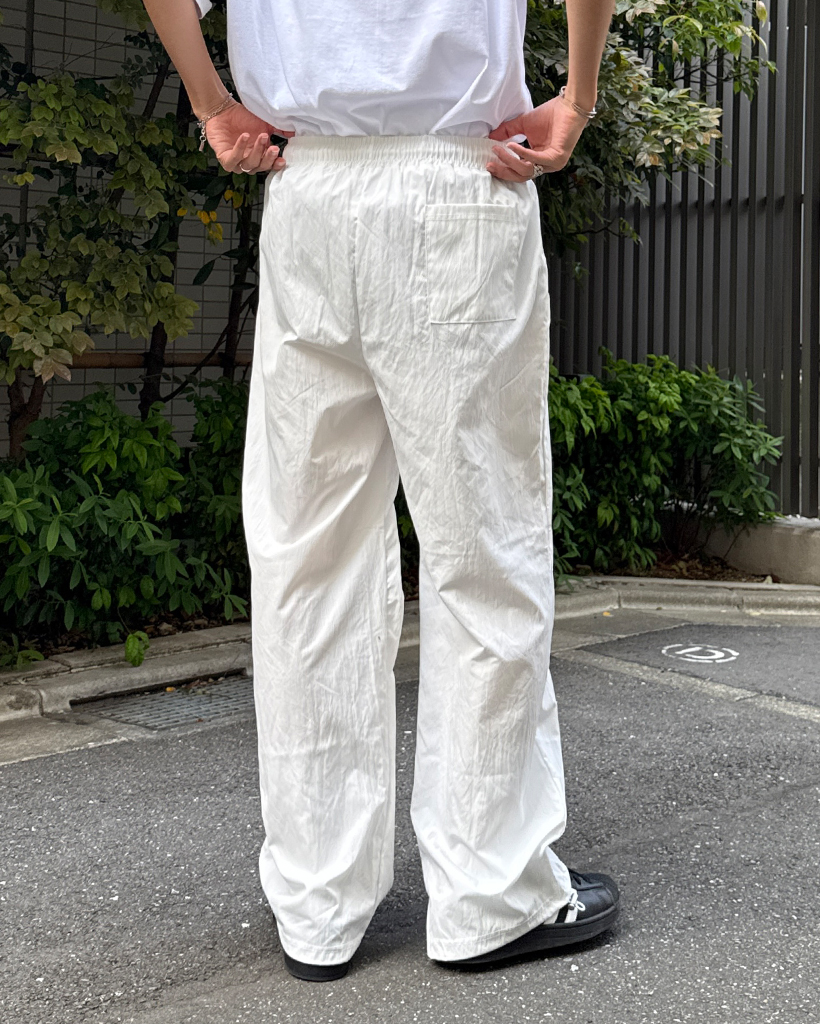 ホワイトカジュアルパンツ ユニセックス）2wayリンクルサマードローコードパンツ | ファッション