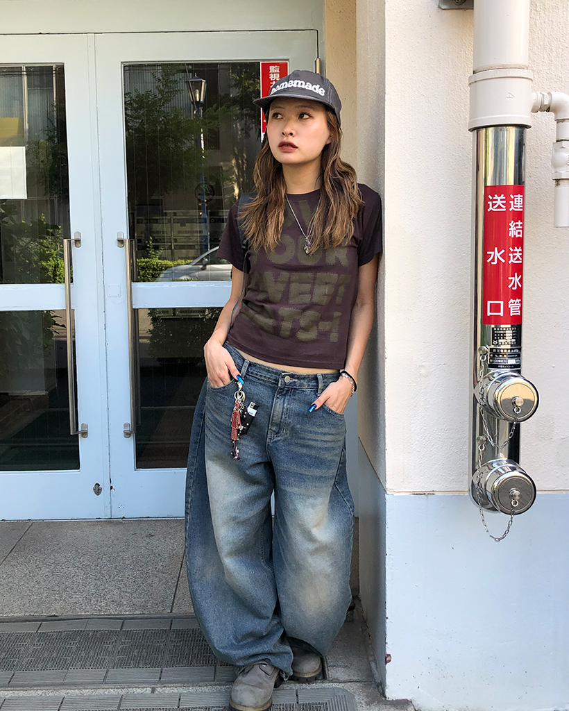 新品 タグ類無し シャーリングホイップTシャツ ブラウン フルレタリングセミクロップドTシャツ | ファッション通販
