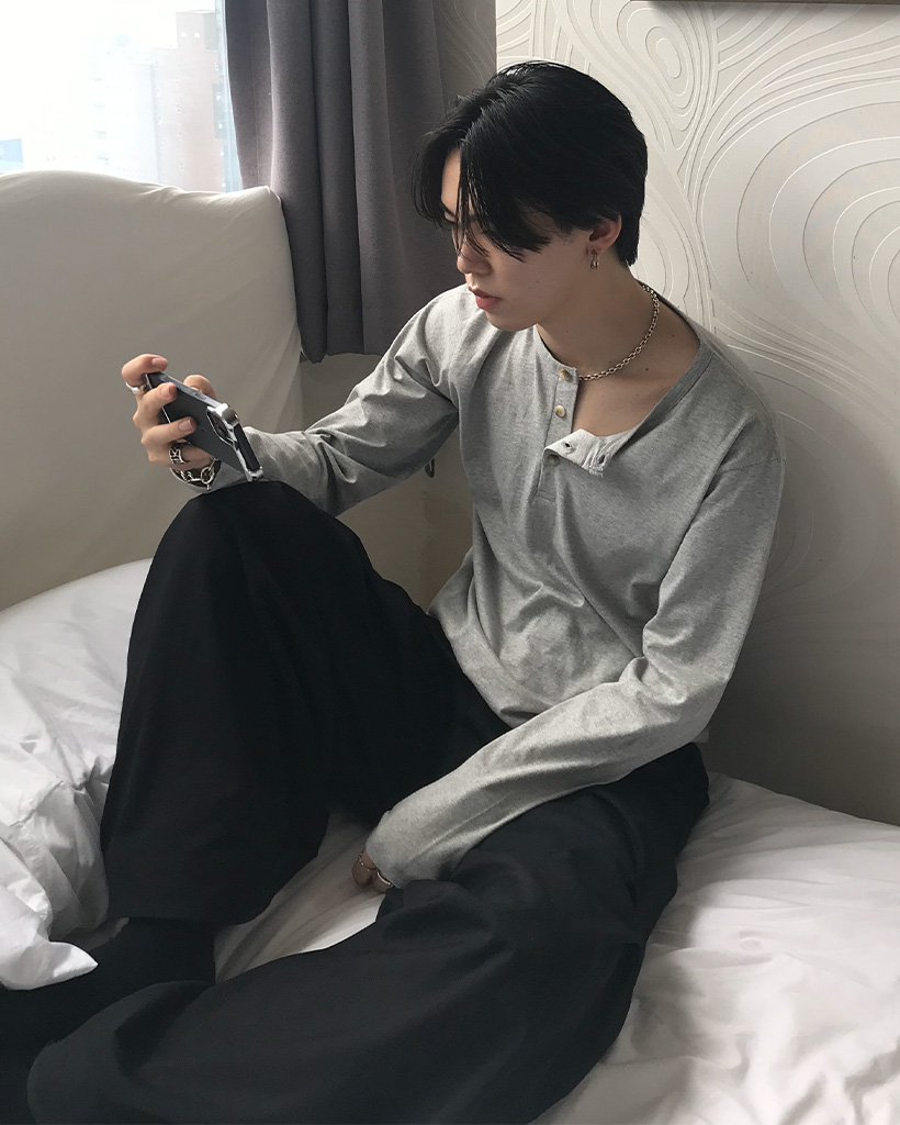 ボタン付き長袖Tシャツ