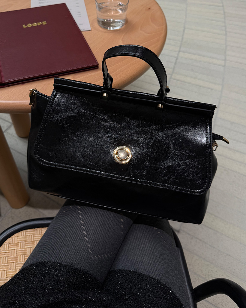 ゴールドボタンショルダーバッグ