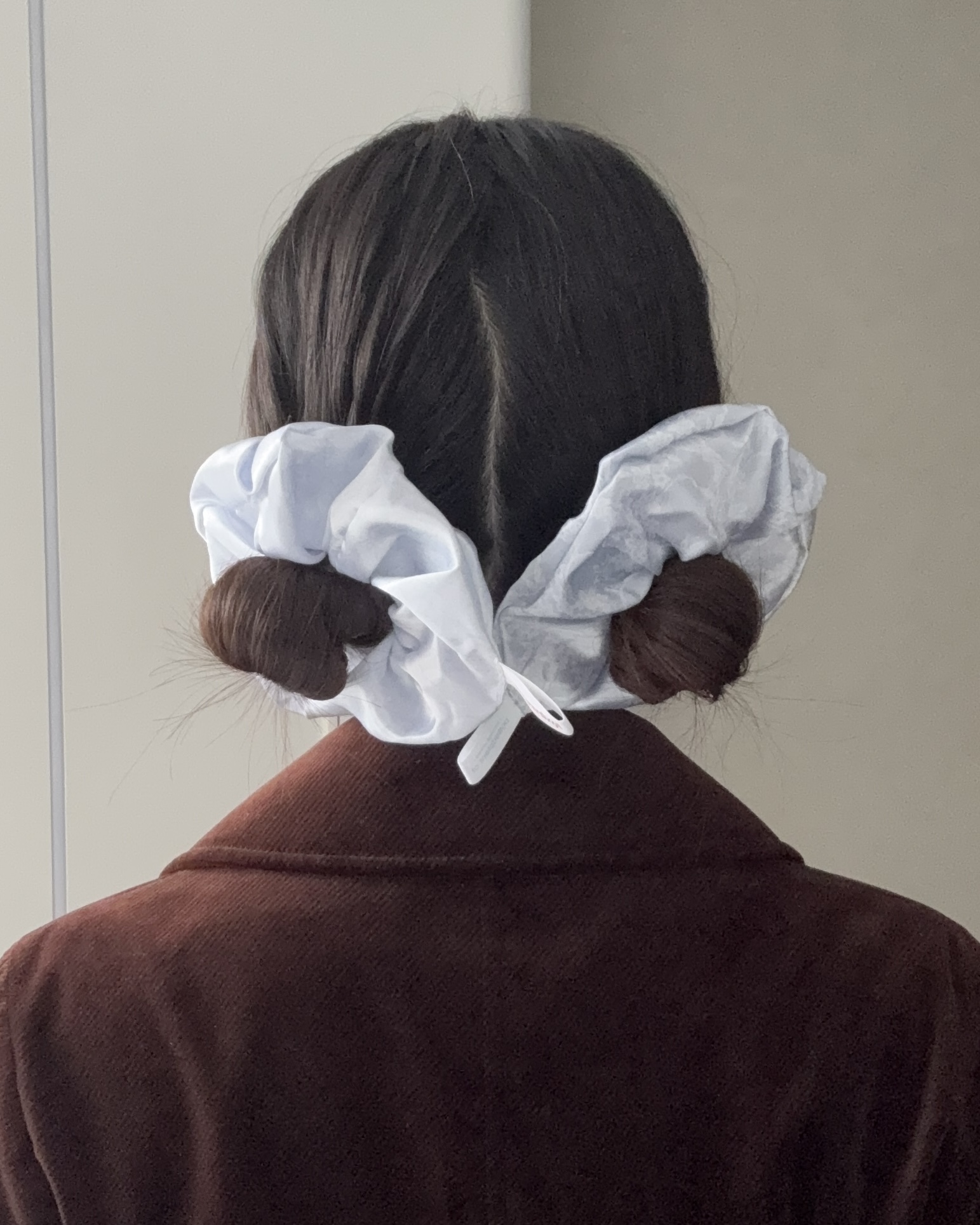 サテン生地⭐︎パールフリンジ⭐︎シュシュ サテンプリント柄シュシュ パール付き - メルカリ