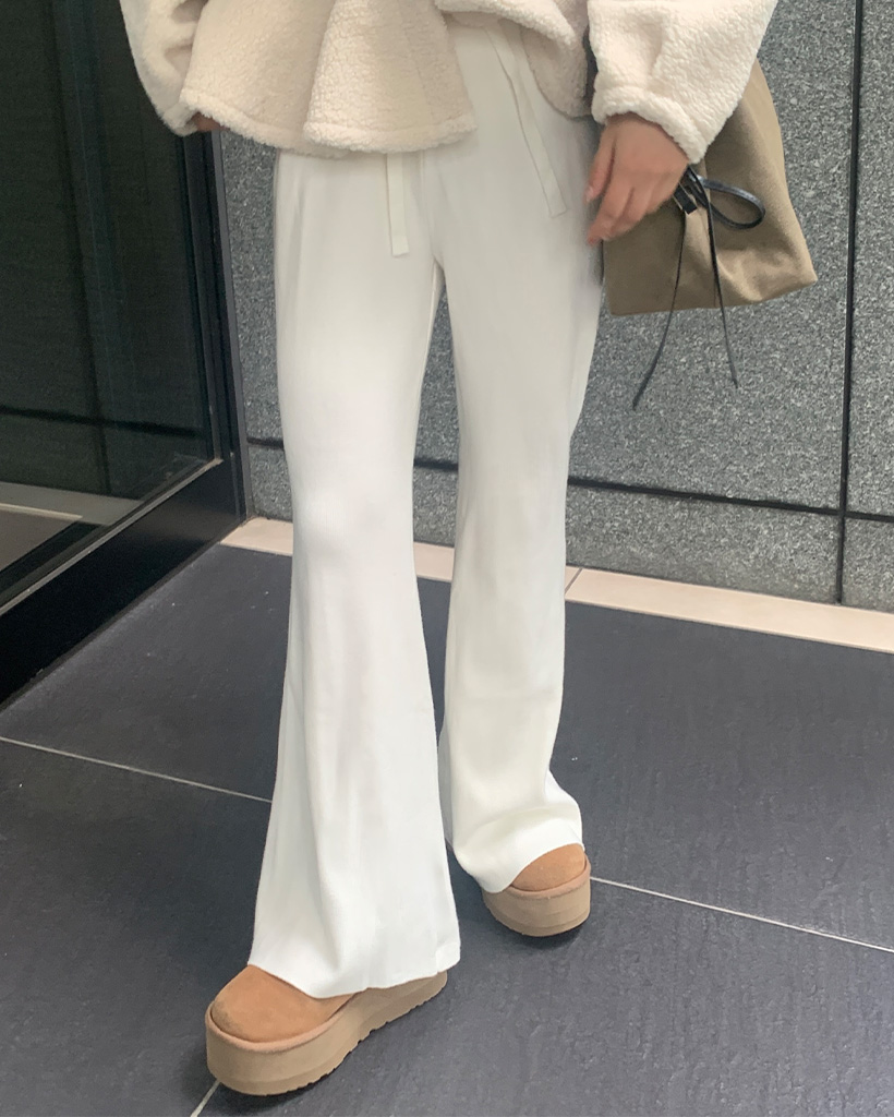 ブーツカットニットパンツ