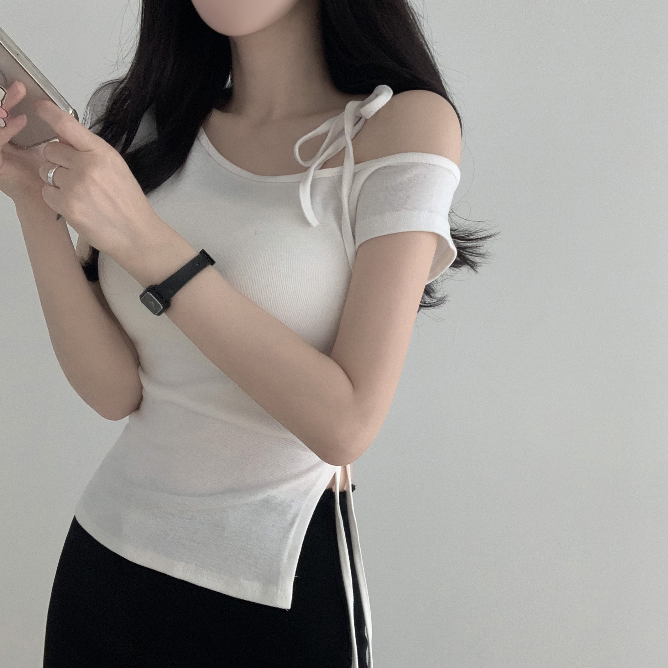 ワンショルダーリボンスリット半袖Tシャツ