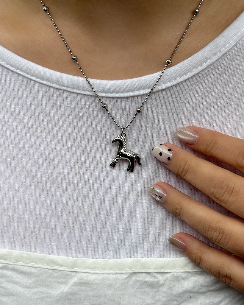 馬ペンダントネックレス