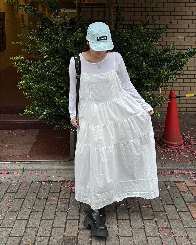 フラワーパンチングレースヘムキャミワンピース