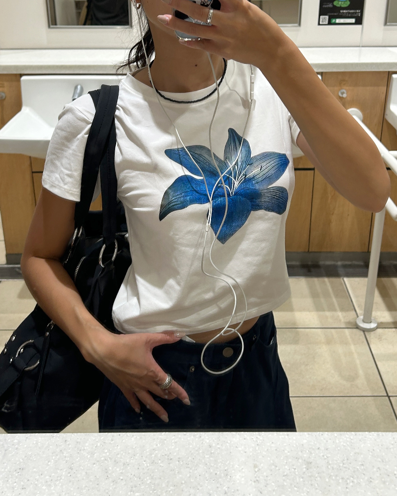 ネイビーとホワイトのクロップドトップス ブルーハイビスカスクロップドスリムTシャツ | ファッション通販