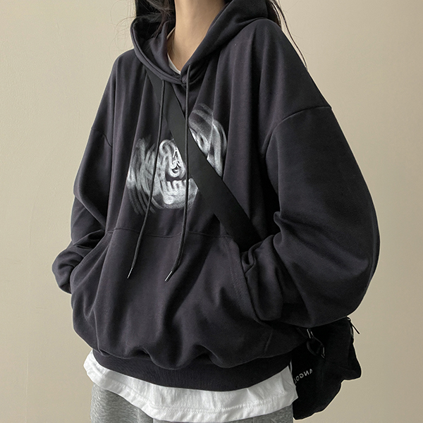 パール装飾フード付きパーカー 黒 チャスティ パール装飾フード付きパーカー 黒 チャスティ