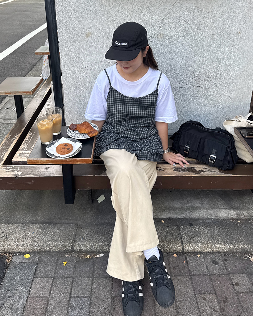 KAPITALベージュ ワイドパンツ 黒いボタン フリルディテールコットンワイドパンツ | ファッション通販