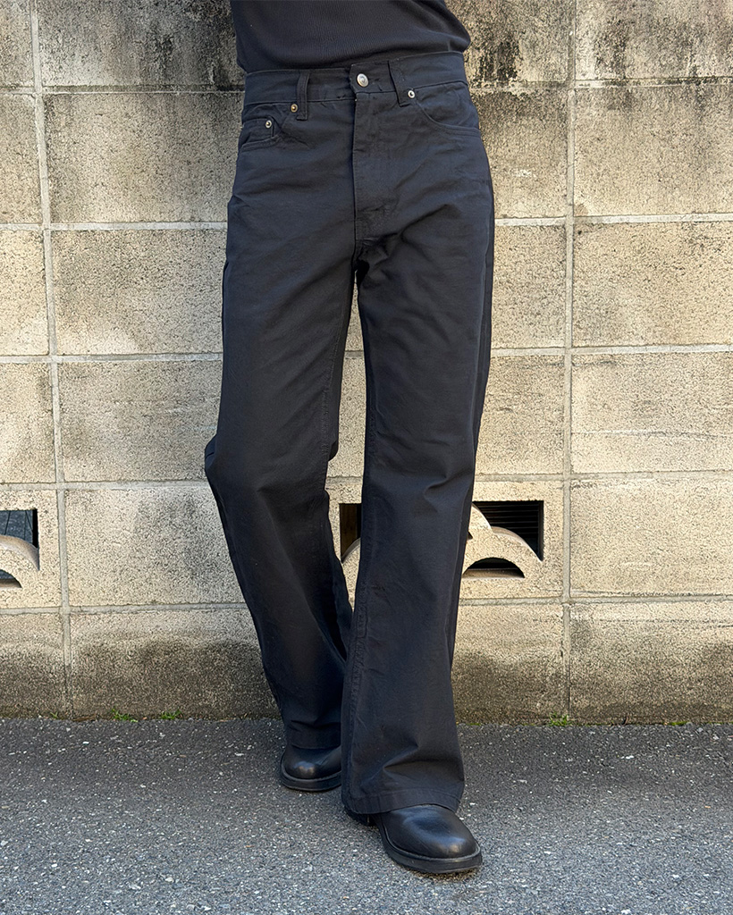 セミフレアフィットバックベルトポイントコットンパンツ