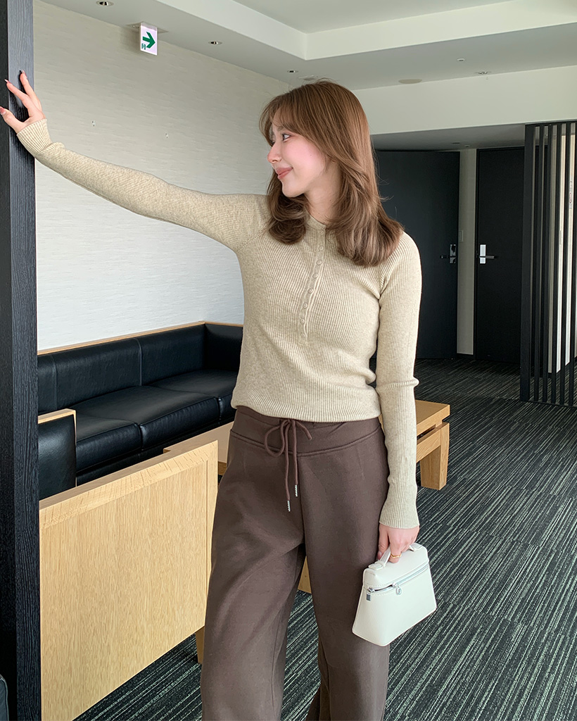 スリムボタンリブニット