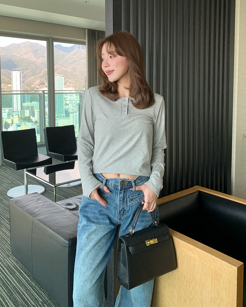 ボタンUネック長袖Tシャツ