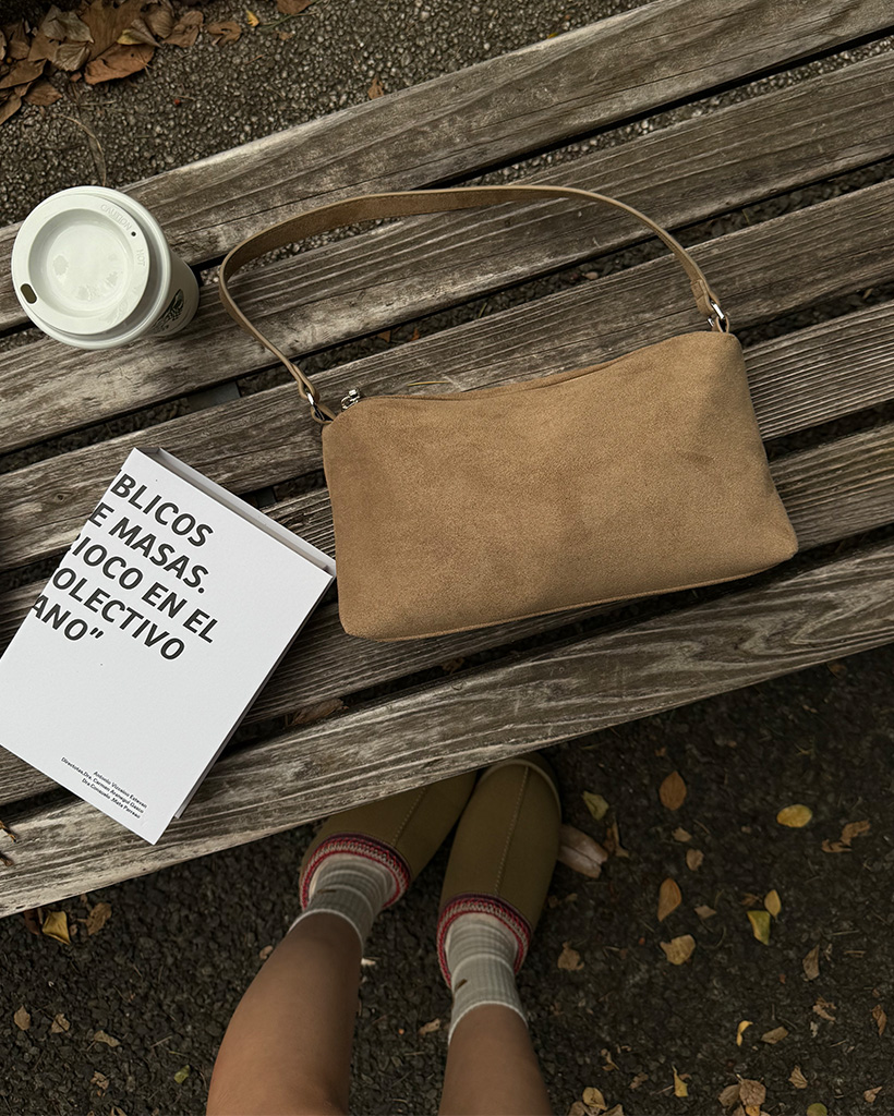 スエードショルダーバッグ