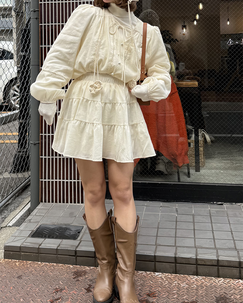 Ⅴネッククルミボタンブラウス＆フリルミニスカセット