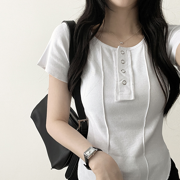 スリムフィット Tシャツ「クロップド」 クロップドスリムフィットスナップボタンTシャツ | ファッション