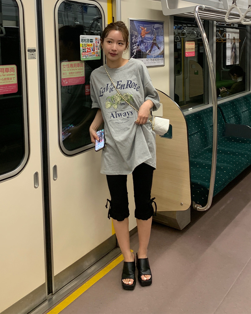 小物 KLJPS ピグメントフラワープリントルーズハーフTシャツ | ファッション