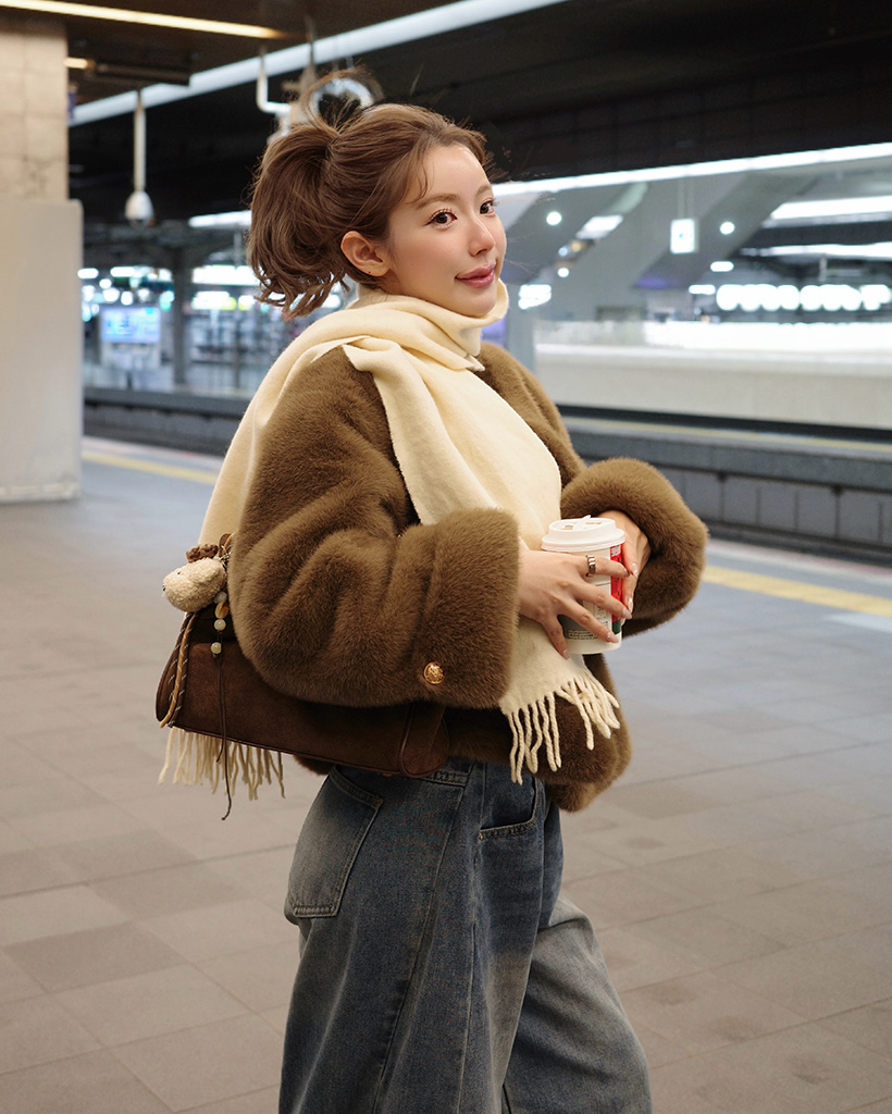 ゴールドボタンファージャケット