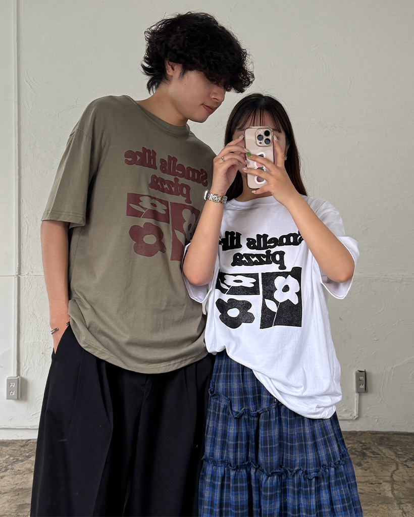 ユニセックス）フラワーレタリング半袖Tシャツ | ファッション