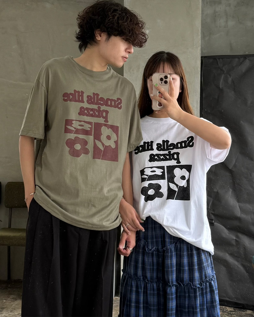 ユニセックス）フラワーレタリング半袖Tシャツ | ファッション