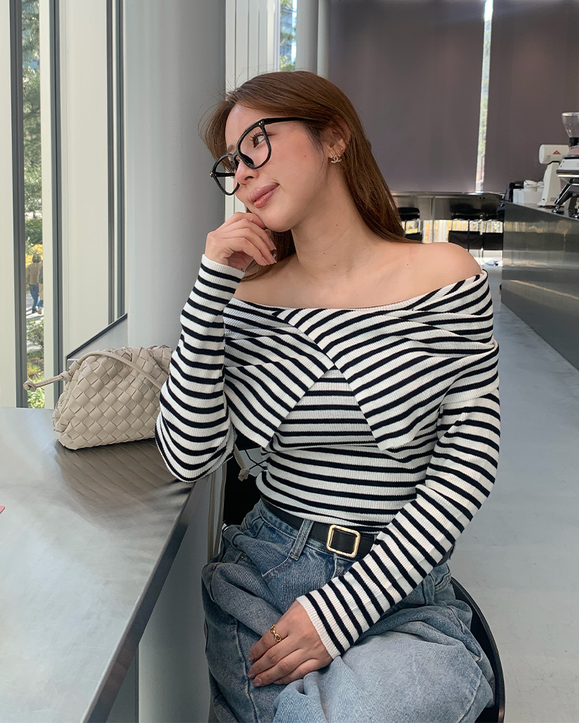 カラーポイントオフショルダーニット