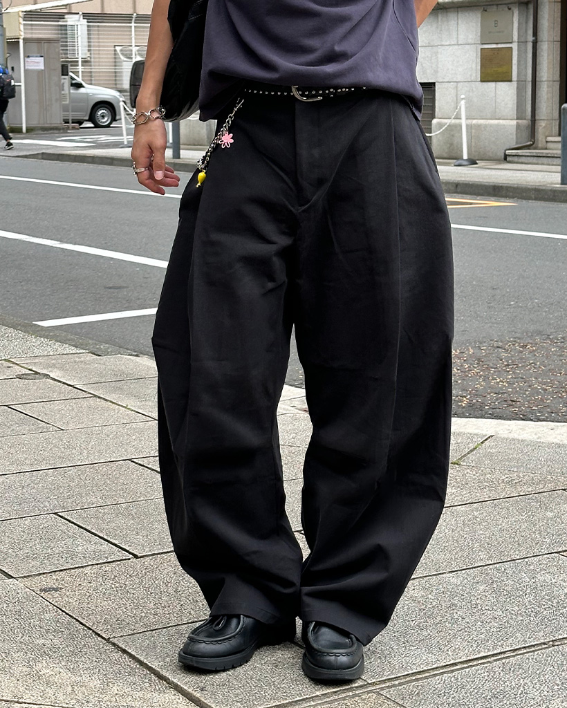 ユニセックス）タック入りカーブコットンパンツ | ファッション