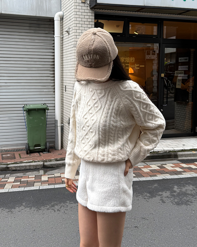 ラウンドネックケーブルニット