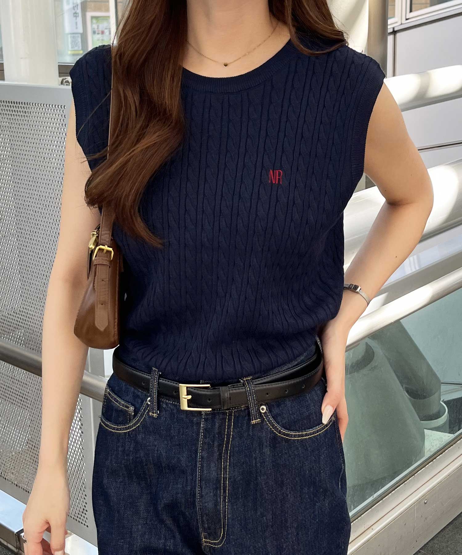 ミニケーブル編ロゴ刺繍ノースリーブサマーニット