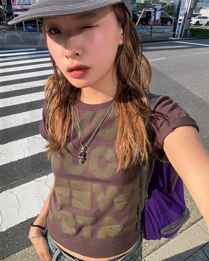 新品 タグ類無し シャーリングホイップTシャツ ブラウン フルレタリングセミクロップドTシャツ | ファッション通販