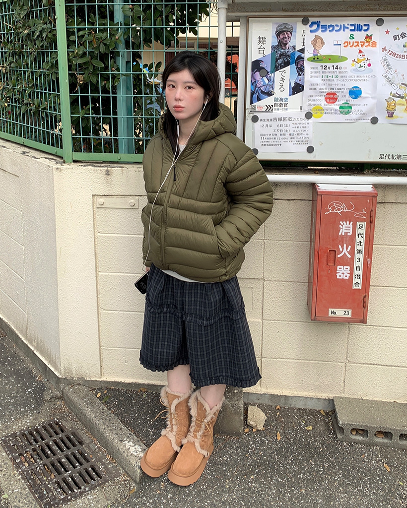 （ユニセックス）フードストリングポイント軽量ダウンジャケット