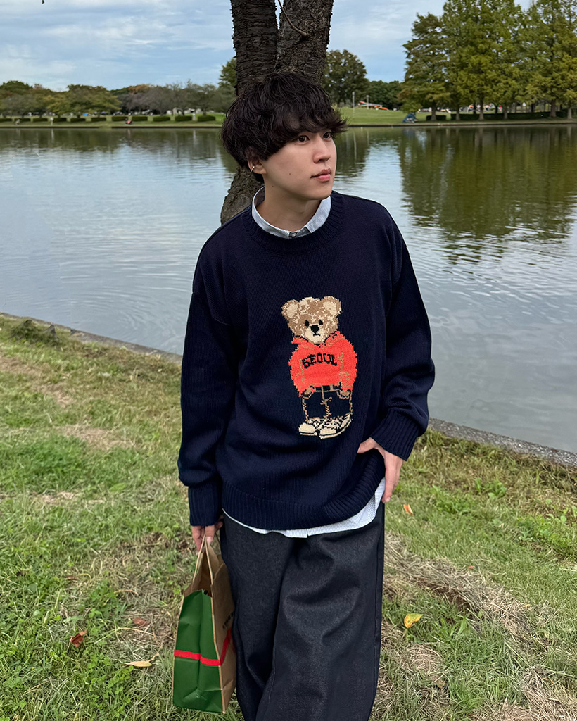 （ユニセックス）クマラウンドネックニット