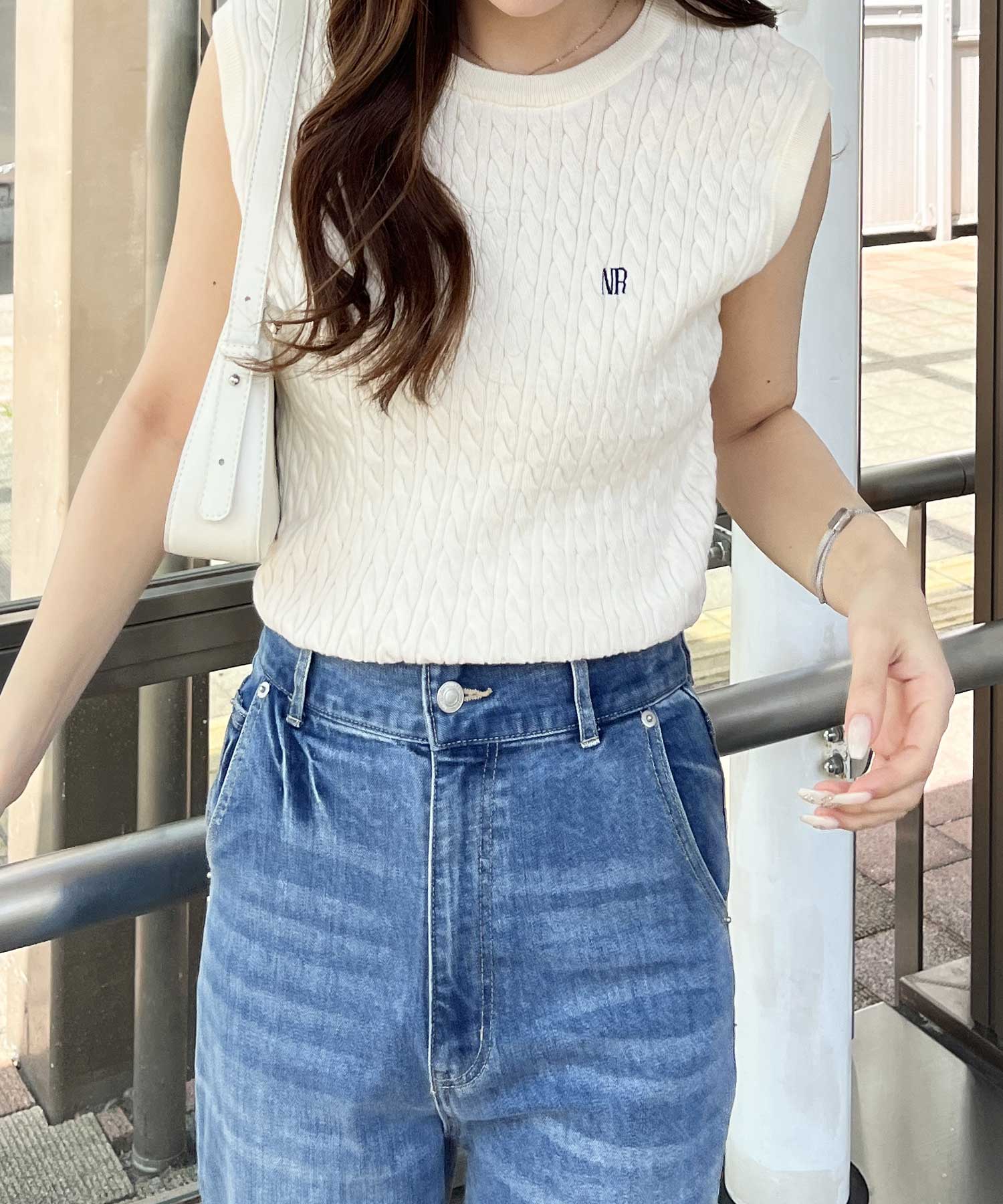 ノースリーブ　サマーニット　 ロゴ刺繍 ミニケーブル編ロゴ刺繍ノースリーブサマーニット