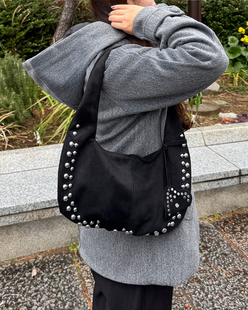スタッズ付きスエードショルダーバッグ