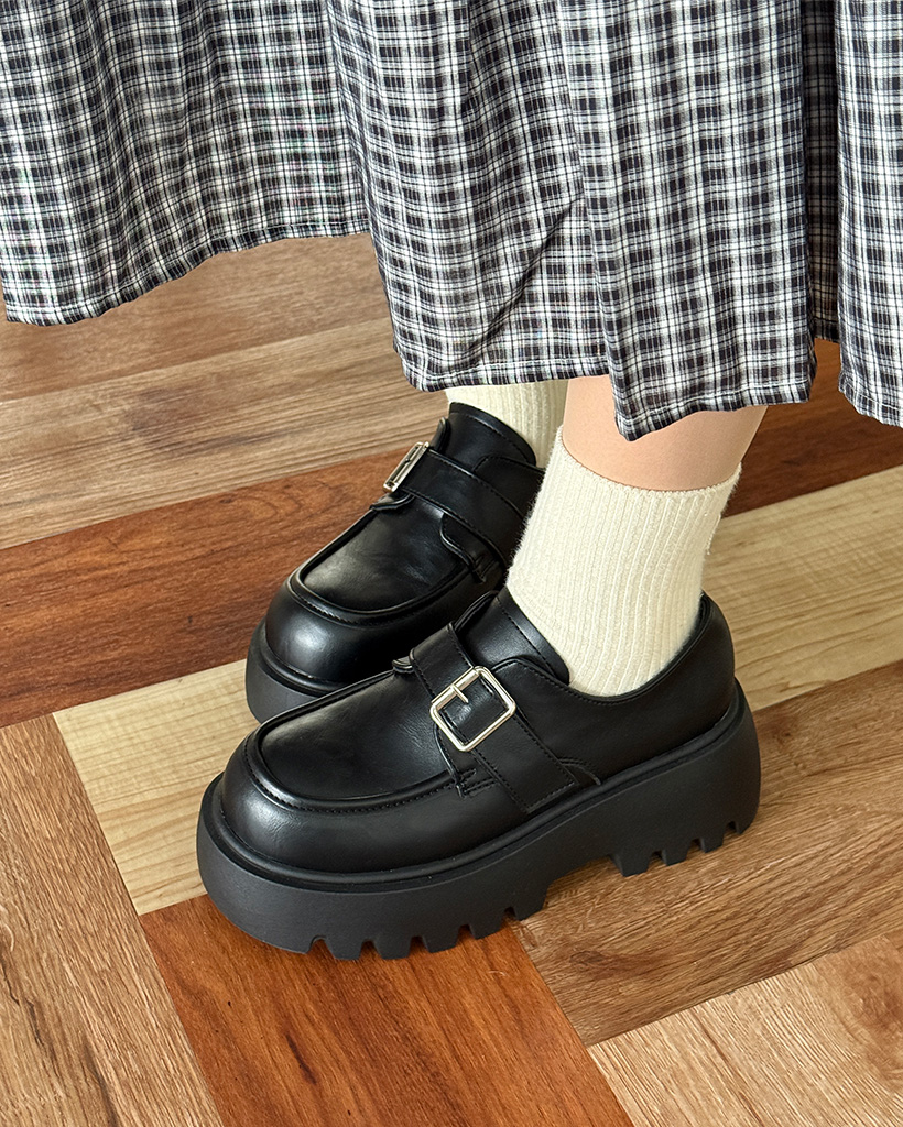 厚底ベルトローファー