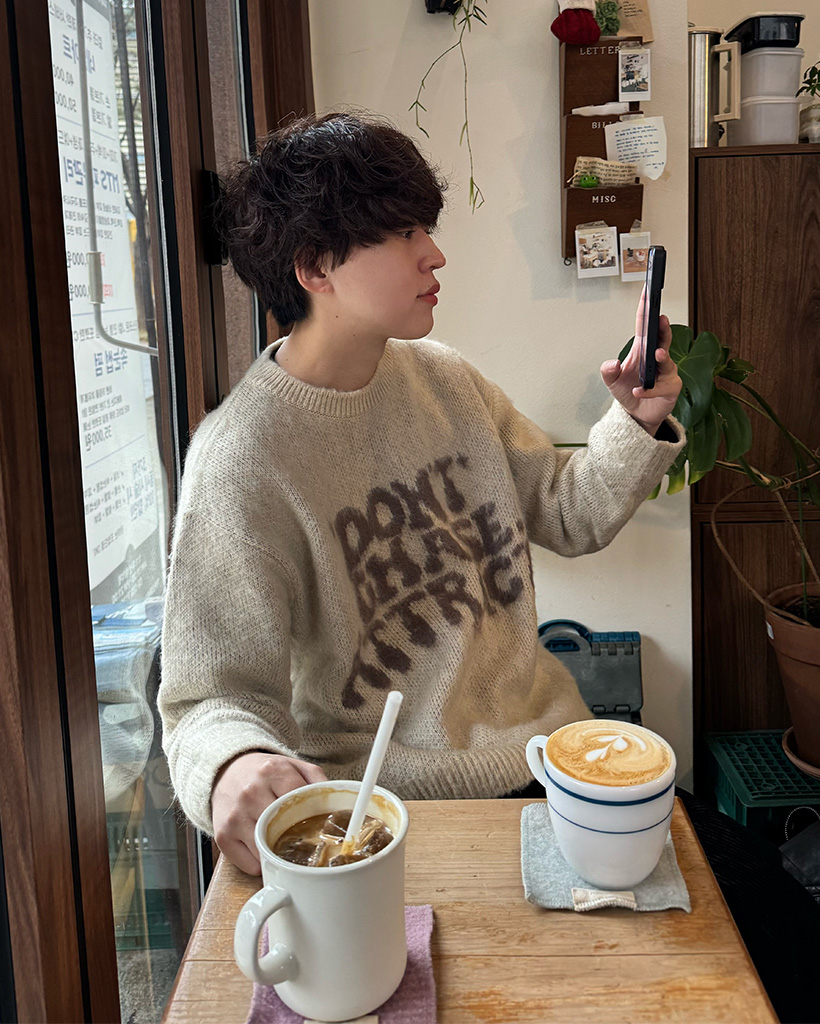 （ユニセックス）レタリングルーズヘアリーニットセーター