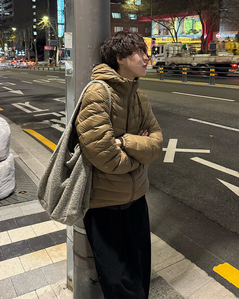 （ユニセックス）フード軽量ダウンジャケット